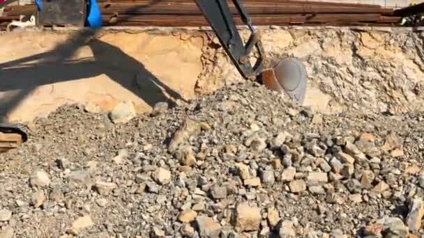 Excavator bucket digs the ground — Stock Video