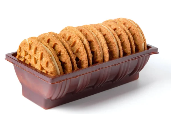 白で隔離されたピーナッツバタークリームクッキーのパック — ストック写真