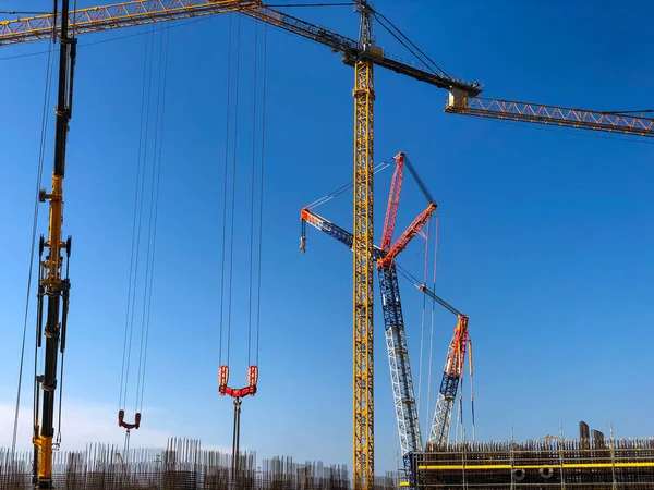 Lots Tower Cranes Blue Sky Lifting Machinery Construction Site — Stock Photo, Image