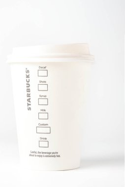Starbucks. Beyaz kapaklı, beyaz karton bardaklı kahve. Mersin, Türkiye - Kasım 2020.