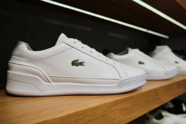 White Lacoste Challenge Spor Ayakkabıları mağaza rafında. Mersin, Türkiye - Kasım 2020.