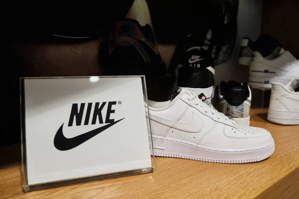 Nike Air Force One Spor Ayakkabıları Mağazanın Rafında Mersin Türkiye — Stok fotoğraf