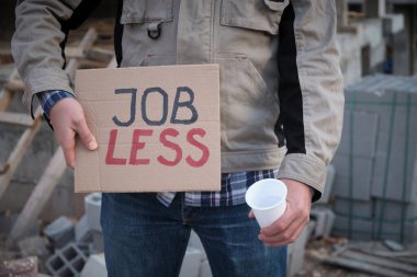 İnşaat işçisi, elinde 