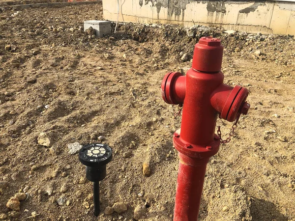 Czerwony Hydrant Przeciwpożarowy Placu Budowy Wyposażenie Strażackie — Zdjęcie stockowe