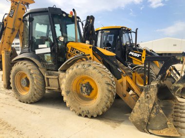 JCB kepçe yükleyicisini park ettim. İstanbul, Türkiye - Aralık 2020.
