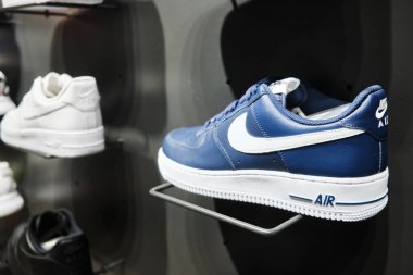 Nike Air Force One spor ayakkabıları mağazanın rafında. Mersin, Türkiye - Kasım 2020.