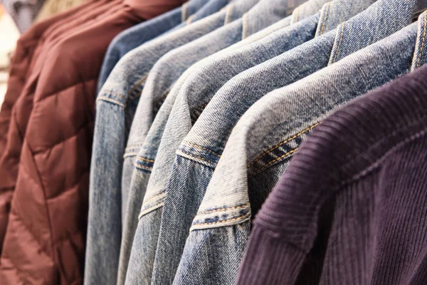 Diferentes Camisas Para Hombres Casuales Cuelgan Perchas Tienda — Foto de Stock