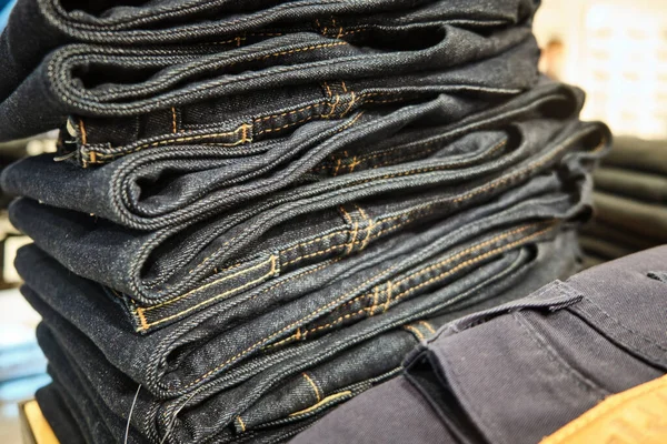 Montones Pantalones Vaqueros Cuelgan Estante Tienda Minorista — Foto de Stock