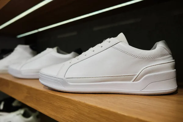 Zapatillas Casual Blancas Blanco Estante Tienda Calzado —  Fotos de Stock