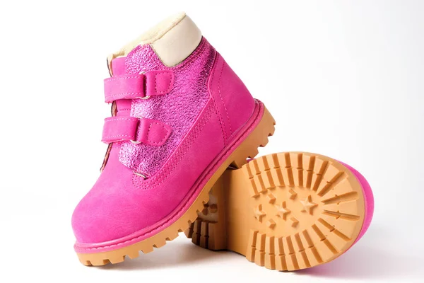 ピンクの女の子は白い上に隔離されたブーツを吸う ベルクロファスナー付き子供靴 — ストック写真
