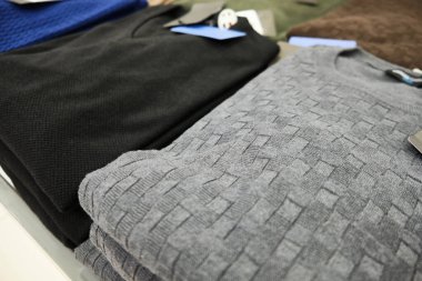 Erkekler tezgahın üzerine pastel renkli kazaklar örerdi.