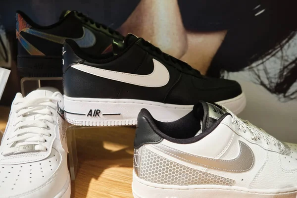 Nike Air Force One sneakers op de winkelplank. Mersin, Turkije - november 2020 — Stockfoto