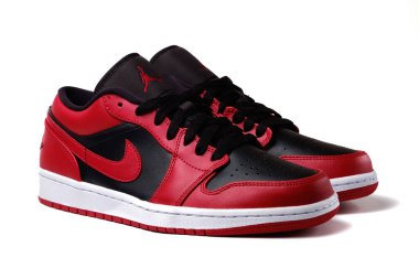 Nike Air Jordan 1, Retro Ters Bred renkli spor ayakkabıları, beyaz illüstrasyon başyazısında izole edildi..
