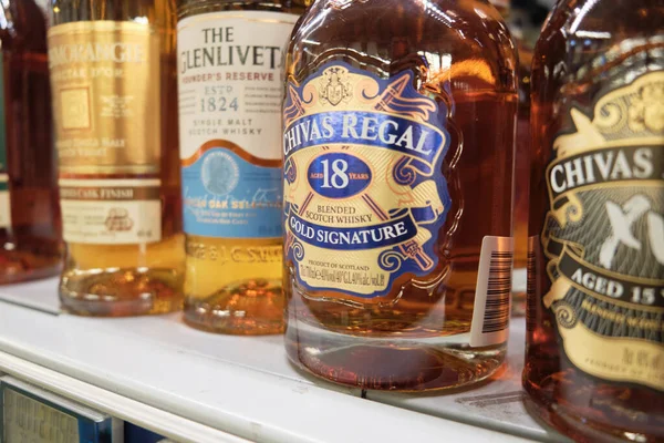 在超级市场的货架上放着几瓶不同的威士忌 土耳其梅尔辛 2020年12月 — 图库照片