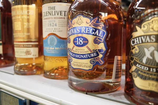 Bouteilles Whisky Différent Sur Étagère Hypermarché Mersin Turquie Décembre 2020 — Photo