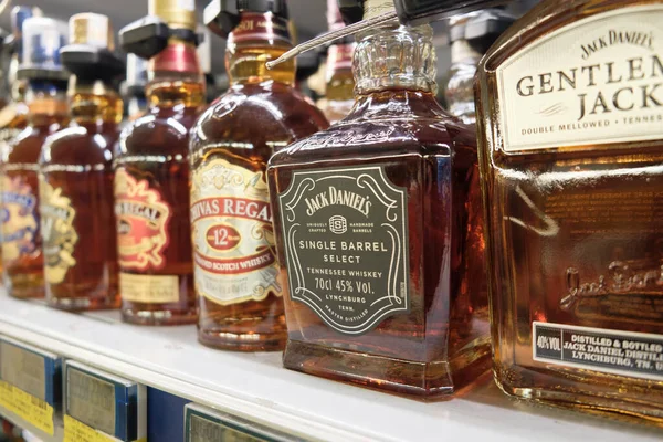 Flaschen Verschiedenen Whiskys Regal Eines Verbrauchermarktes Mersin Türkei Dezember 2020 — Stockfoto