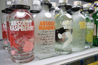 Bir şişe Absolut Votka. Süpermarkette farklı türde Absolut Votka. Mersin, Türkiye - Aralık 2020