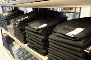 Mağaza tezgahında bir sürü Levi Strauss pantolonu var. Mersin, Türkiye - Kasım 2020.