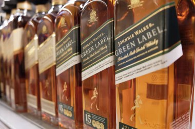 Johnnie Walker bir hipermarketin rafında viski şişeleri. Mersin, Türkiye - Aralık 2020