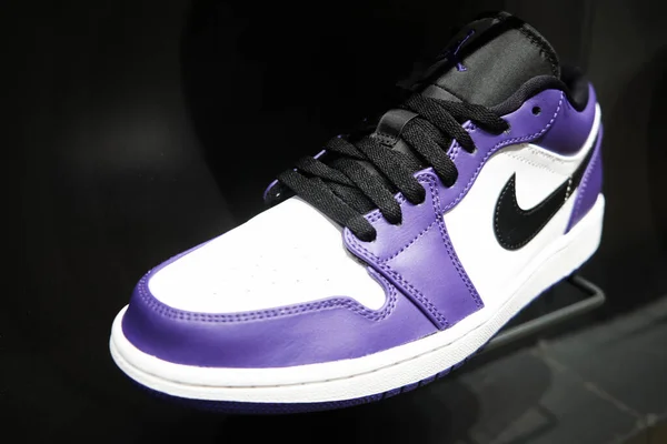 Nike Air Jordan 1 Low Court Purple barevné tenisky na displeji maloobchodu. Mersin, Turecko - listopad 2020 — Stock fotografie
