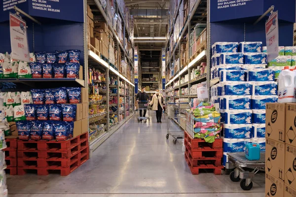 Sekce pracích a čisticích prostředků v hypermarketu Metro Cash and Carry. Mersin, Turecko - prosinec 2020 — Stock fotografie