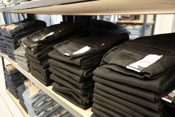 Levi Strauss斜纹棉裤堆放在商店柜台前 — 图库照片