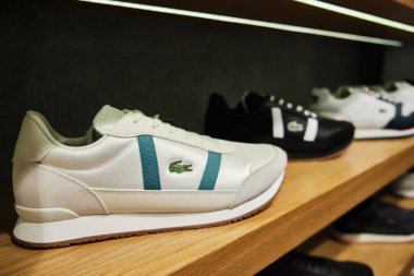 Lacoste Partner Retro ayakkabıları mağazanın rafında. Mersin, Türkiye - Kasım 2020.