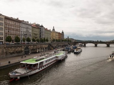 Prag 'da feribot ve renkli binalar