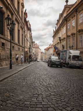 Prag bölgesinin kaldırımlı kaldırımlı caddesi Mala Strana
