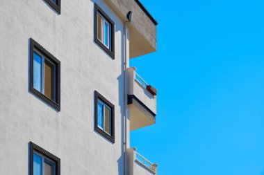Yeni konut binasının pencere ve balkonları 