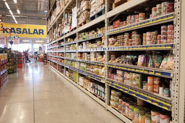 Sección de comestibles en Metro Cash y Carry Hypermarket. Alimentos enlatados y conservas en estantes de supermercado. Mersin, Turquía - Diciembre 2020 — Foto de Stock