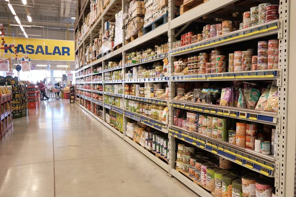 Secção de Mercearia da Metro Cash and Carry Hypermarket. Comida enlatada e conservas em prateleiras de supermercado. Mersin, Turquia - dezembro de 2020 — Fotografia de Stock