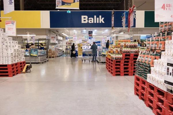 Rybí stanice v hypermarketu Metro Cash and Carry. Mersin, Turecko - prosinec 2020 — Stock fotografie