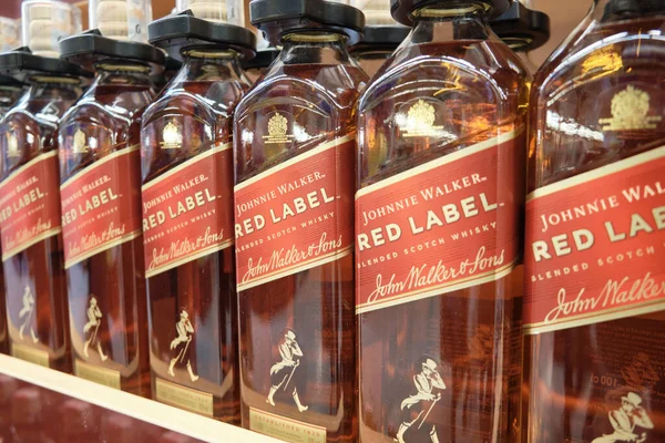 Johnnie Walker Red Label Whiskyflaschen im Regal eines Verbrauchermarktes. Mersin, Türkei - Dezember 2020 — Stockfoto