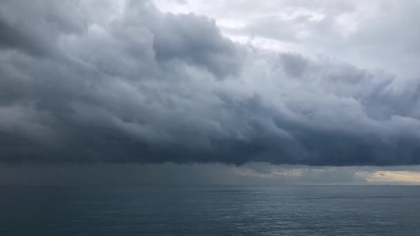 เมฆฝนตกหนักเหนือเส้นเวลาของทะเล — วีดีโอสต็อก