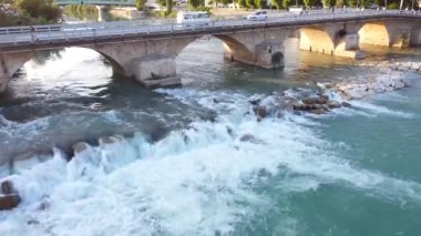 Nehrin üzerinde eski Roma köprüsü ve sığ sularda hızlı. Silifke, Mersin, Türkiye