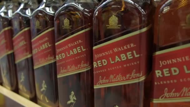 Şişeler dolusu Johnnie Walker Red Label Whisky resimli editör videosu — Stok video