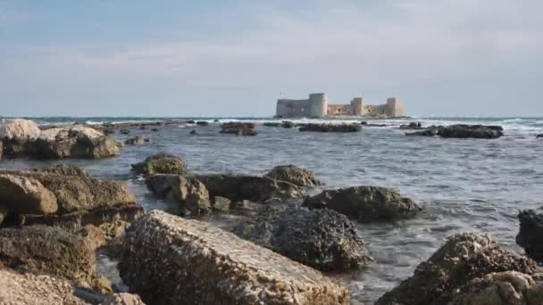 Αρχαίο φρούριο Kizkalesi ή Maiden Κάστρο. Ηλιόλουστη μέρα timelapse — Αρχείο Βίντεο