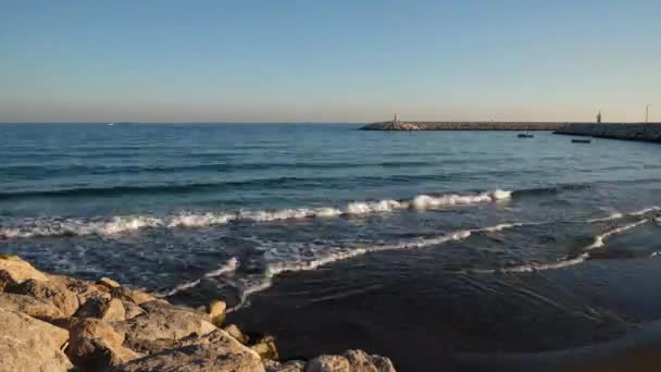 Timelapse de surf nocturno. Faros en muelles de piedra en la boca del puerto — Vídeos de Stock