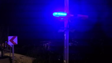 Gecenin karanlığında nöbet yerine polis uyarı lambaları yerleştirdi.