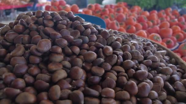 Tumpukan kastanye yang bisa dimakan di pasar. Kacang dan buah-buahan lainnya di pasar desa — Stok Video