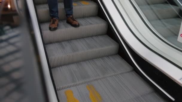Pessoas nas escadas da escada rolante em movimento no shopping center — Vídeo de Stock