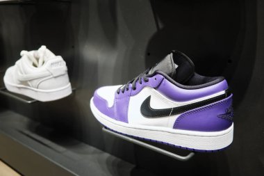 Nike Air Jordan 1 Low Court Mor renkli spor ayakkabıları perakende mağazasında. Mersin, Türkiye - Kasım 2020