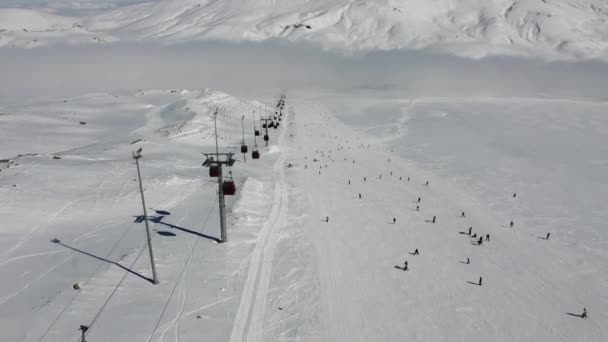 Χιονισμένη πλαγιά του χιονοδρομικού κέντρου Erciyes — Αρχείο Βίντεο
