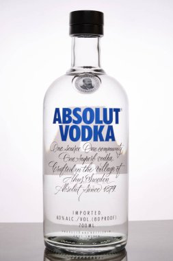 Arka planda ışıklandırmalı bir şişe Absolut Votka