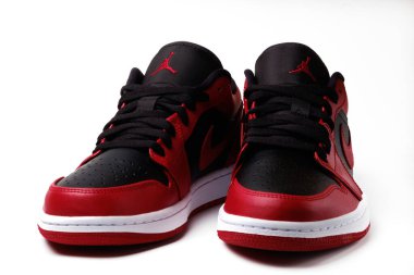 Nike Air Jordan 1 Retro Ters Bred marka spor ayakkabıları beyaz üzerine izole edildi