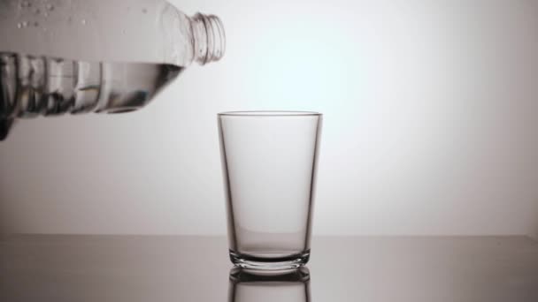 De l'eau pure et calme se déverse sur le verre — Video