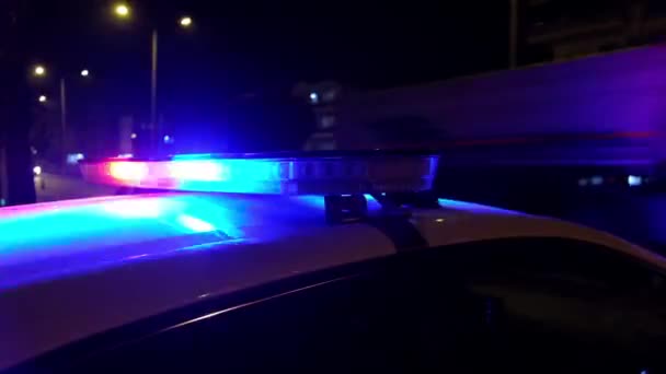 Politieauto met knipperlichten aan — Stockvideo