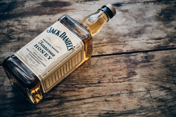 Jack Daniels λικέρ μελιού και μηλόπιτα σε ξεπερασμένο ξύλινο φόντο — Φωτογραφία Αρχείου