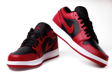 Nike Air Jordan 1 Retro Ters Bred marka spor ayakkabıları beyaz üzerine izole edildi
